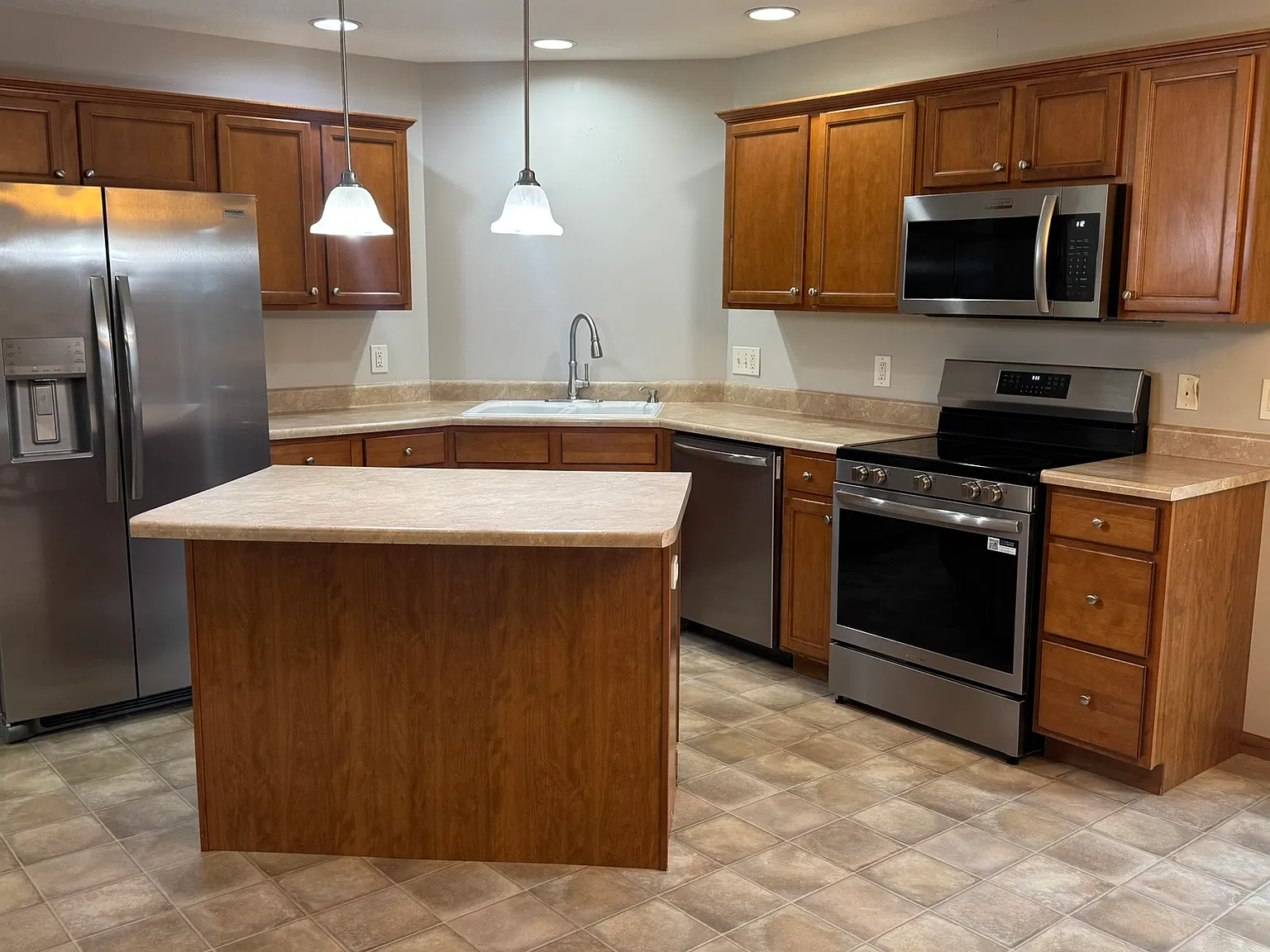 4 bed, 1449 sqft, $2,300 — Photo 4