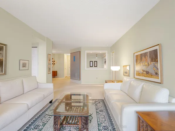 25 Austin Dr #817, Markham, ON L3R 8H4