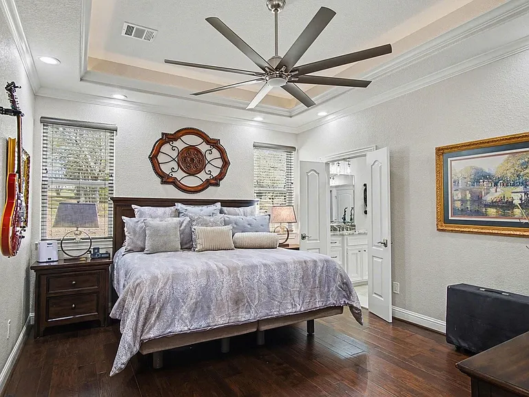 15569 Crown Oaks Dr — Photo 45