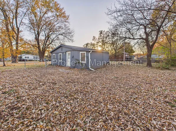 126 S Village Ter, Tonganoxie, KS 66086