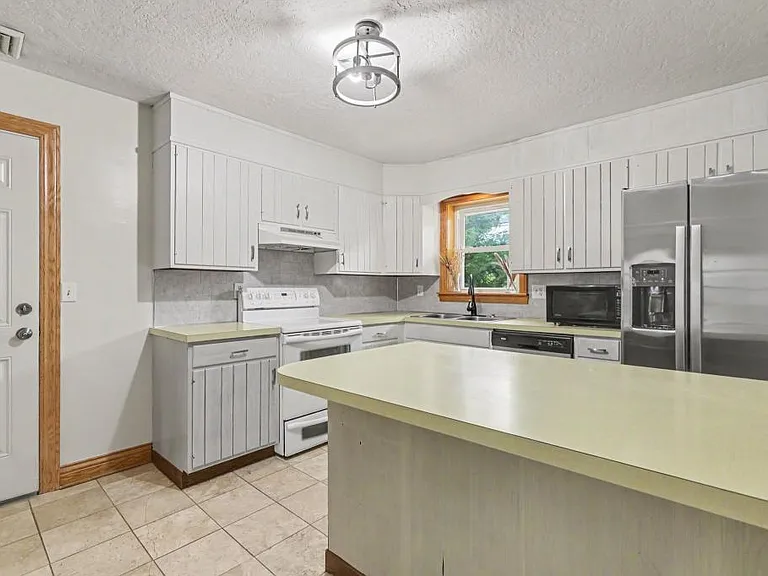 136 Brookside Ave — Photo 6