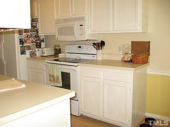 3rd image of 104 Lake Hollow Cir