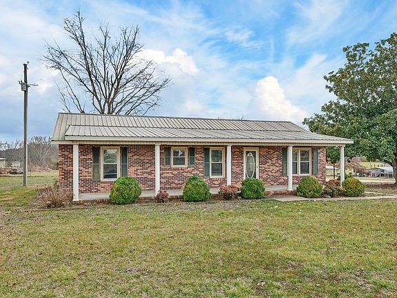 3rd image of 679 Howell Hill Rd