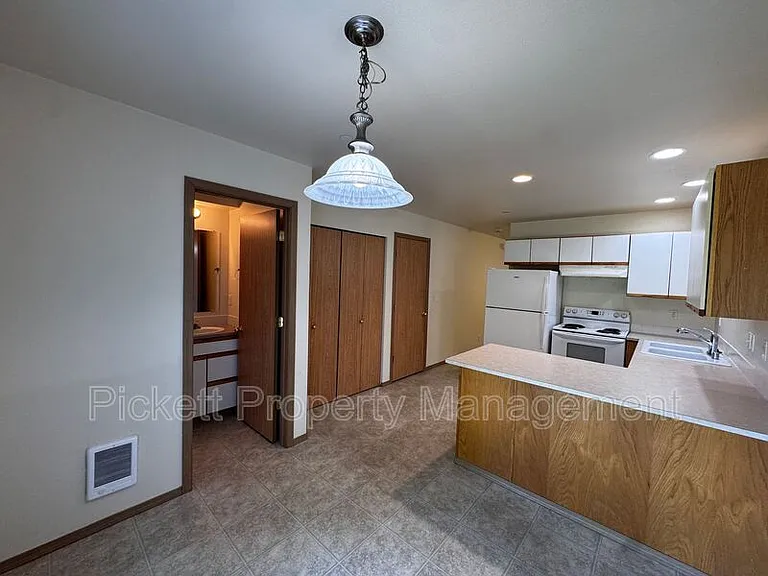 680 Northpark Ln — Photo 9