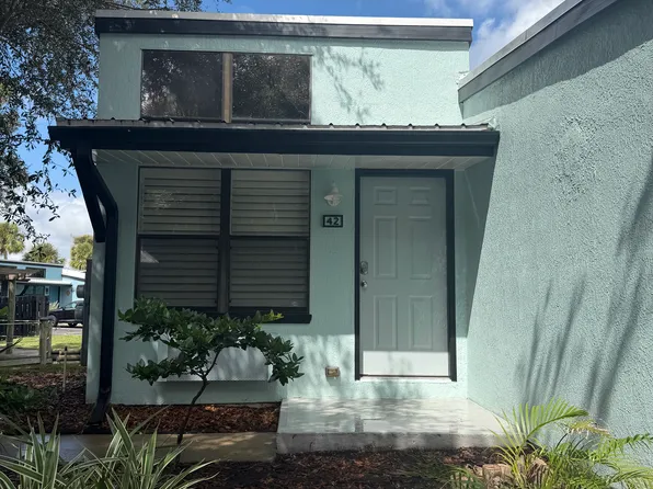 42 Jacaranda Cay Ct, New Smyrna Beach, FL 32169