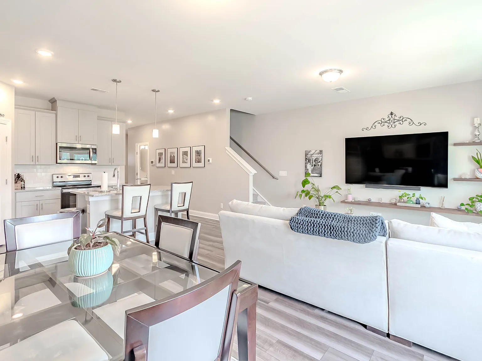 775 Foxland Dr — Photo 2