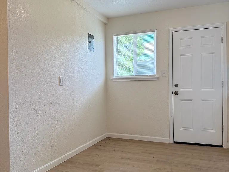 2412 E Saint Vrain St #B — Photo 5