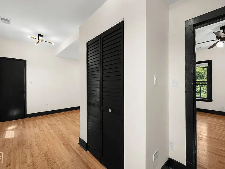 1481 W Erie St #4R — Photo 8