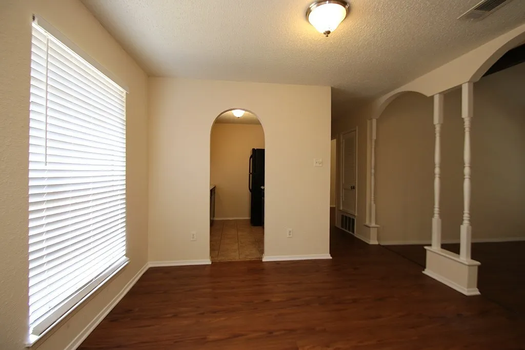 Move In Specials $250 Off First Month's Rent Remodeled South Austin Gem With No Carpet! — Photo 3