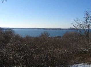 9 Smugglers Cv, Huntington, NY 11743