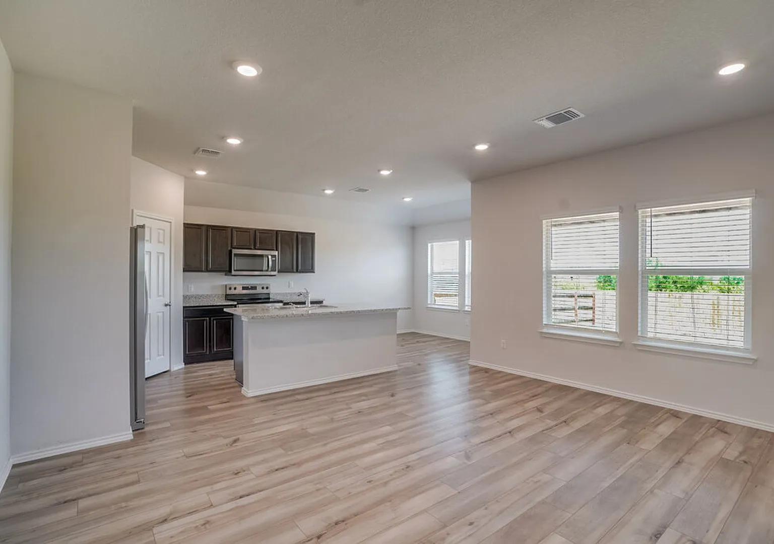 521 Anconia Ct, Jarrell, TX 76537 — Photo 4