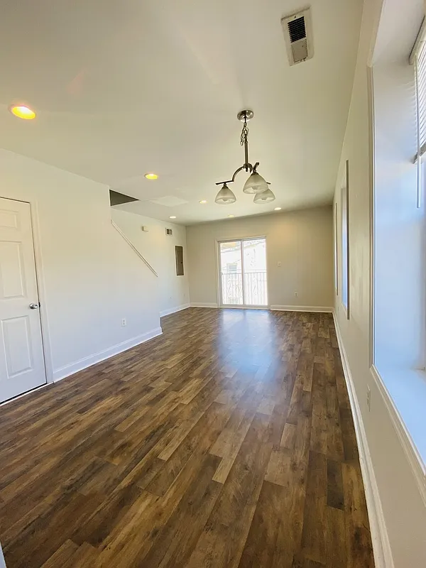 3 bed, 3.0 bath, 1500 sqft, $2,100 — Photo 1