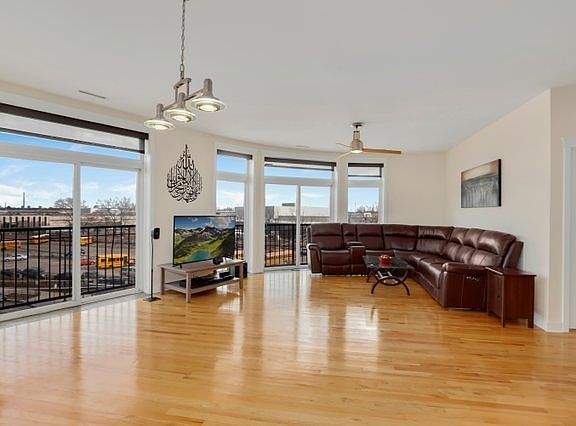 2nd image of 2520 S Oakley Ave Unit 402