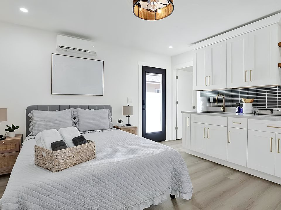 1st image of 2905 W Collins St #2