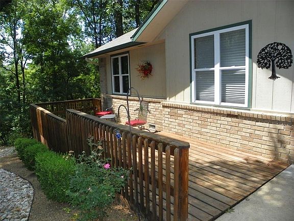 3rd image of 28 Tennyson Ln