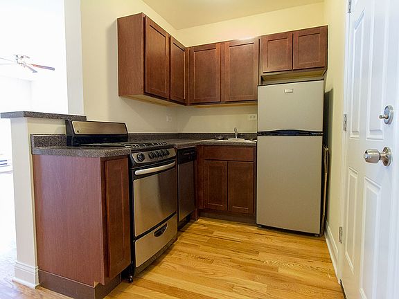 3rd image of 953 W Cornelia Ave APT 1B