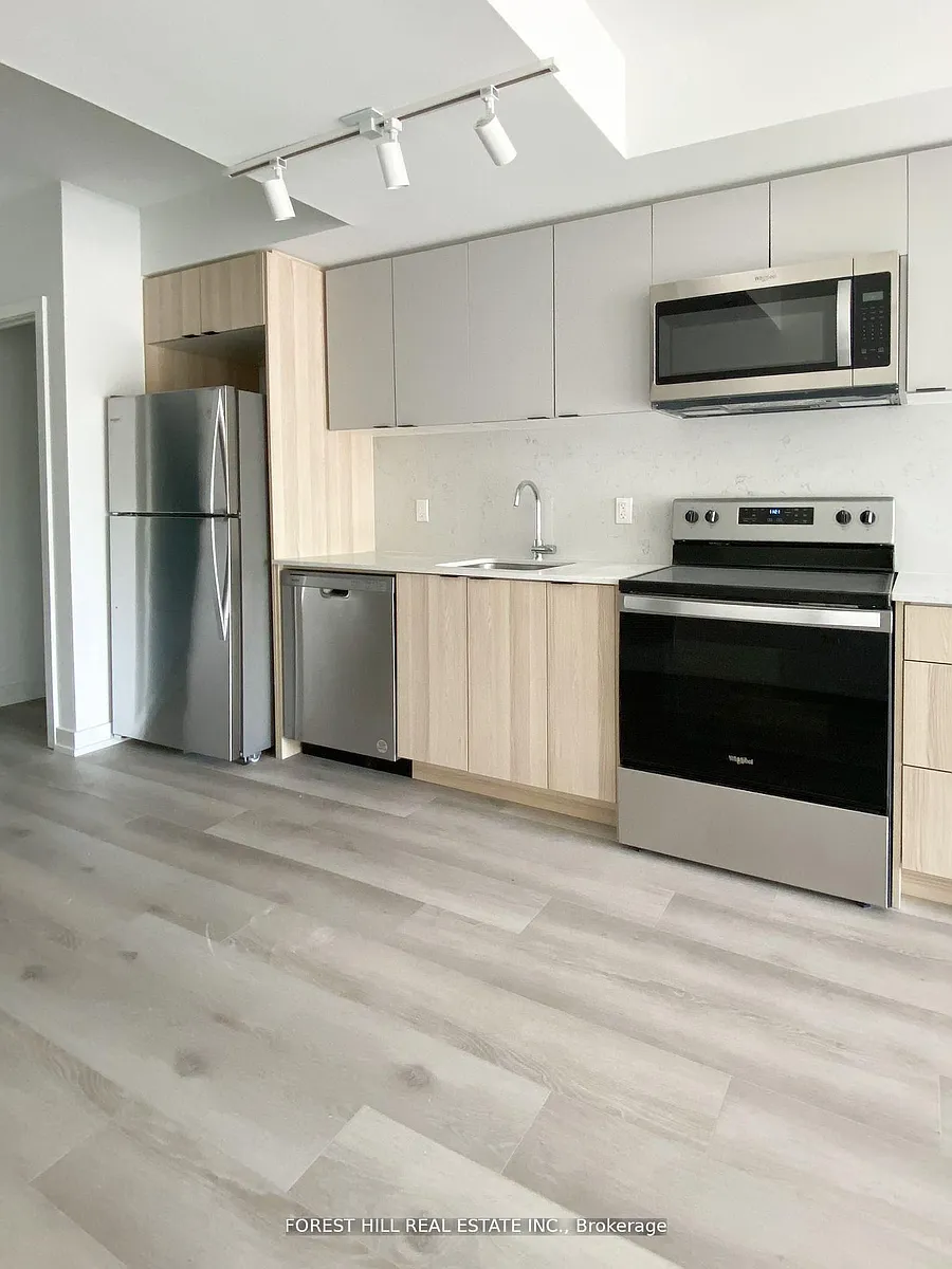 Building Photo - 2000 Bathurst St #309