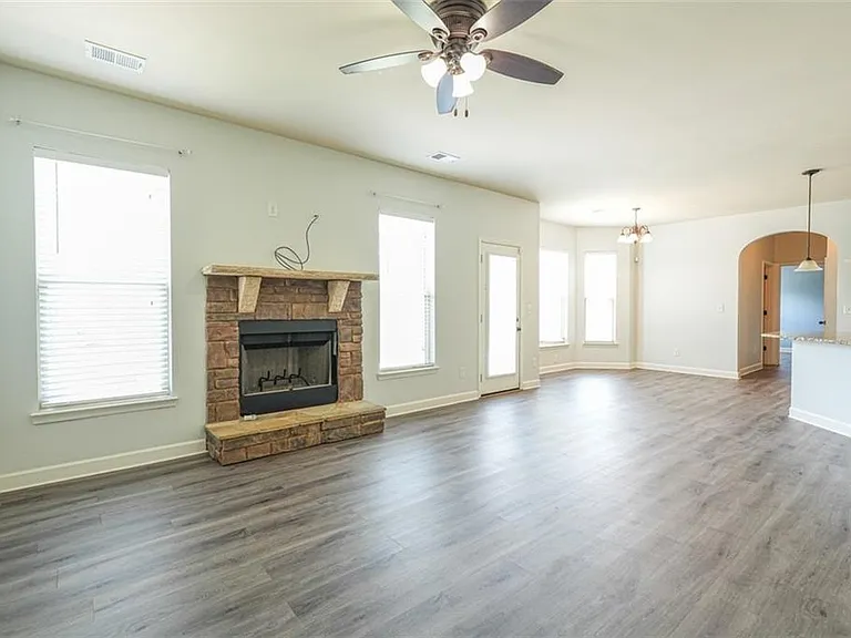 921 Prather Ct — Photo 6