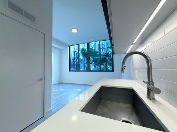 178 NW 28th St APT 1