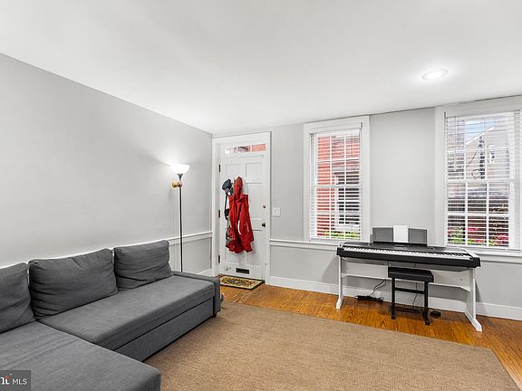 5th image of 819 S Hancock St