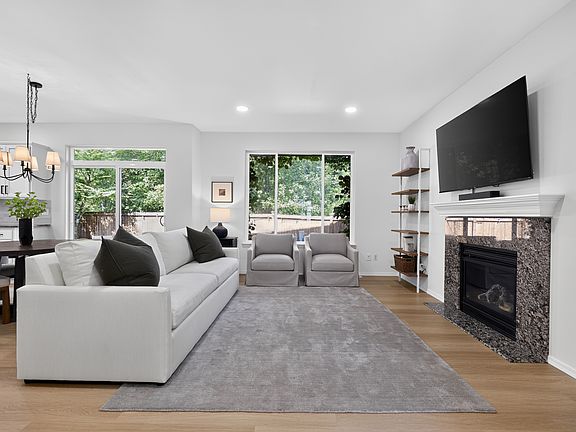 5th image of 659 Vashon Pl NE
