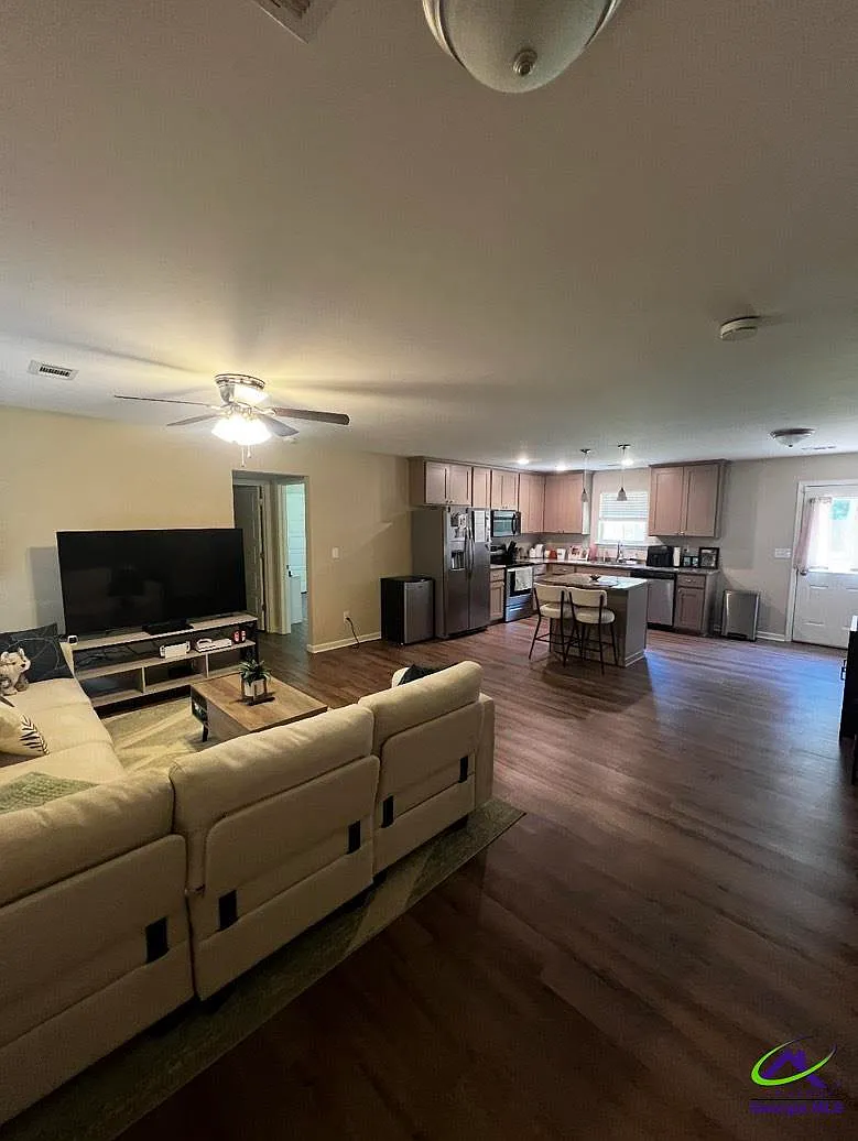 3 bed, 2.0 bath, 1350 sqft, $1,750 — Photo 4