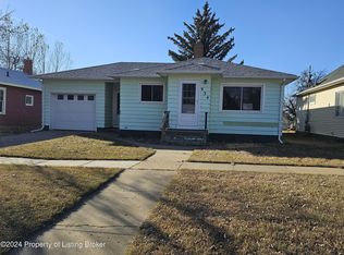 934 1st Ave W, New England, ND 58647