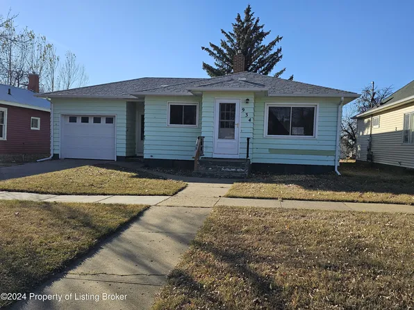 934 1st Ave W, New England, ND 58647