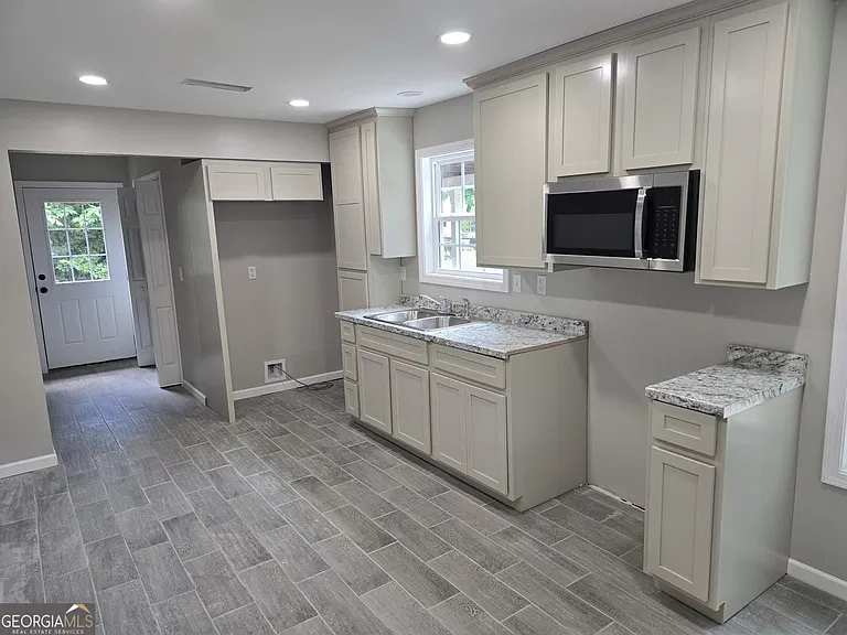 305 Smith St — Photo 9