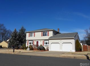 4 Bedford St, Edison, NJ 08817