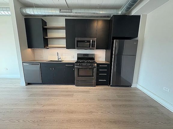 2nd image of 943 W Belmont Ave #941-603