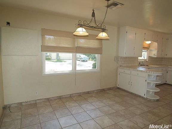 5th image of 1301 Greenwood Dr