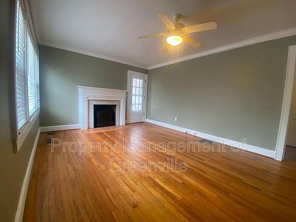 3rd image of 10 Woodfern Cir