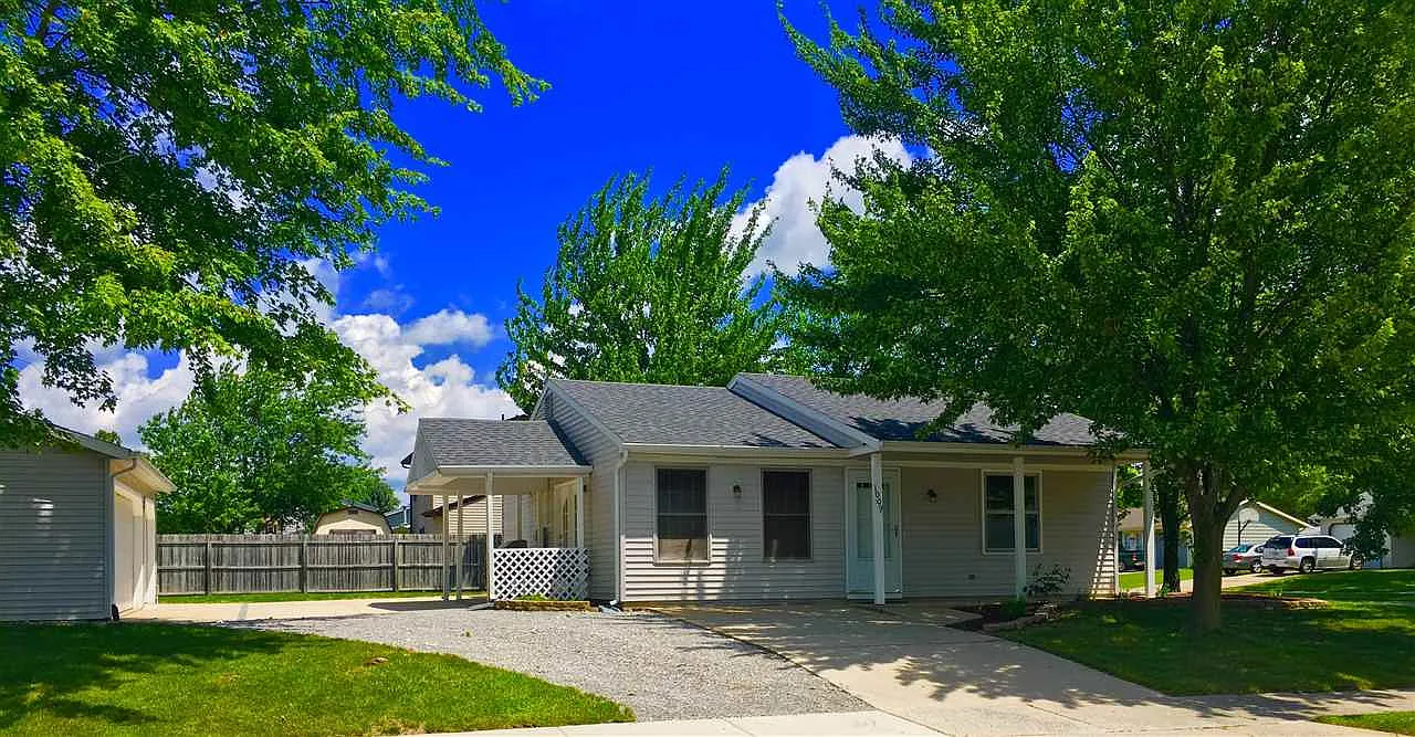 1009 Larch Ln photo 1