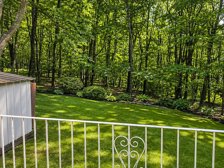 8 Laurel Ln — Photo 4