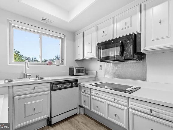 4th image of 3590 Gleneagles Dr Unit 32-F