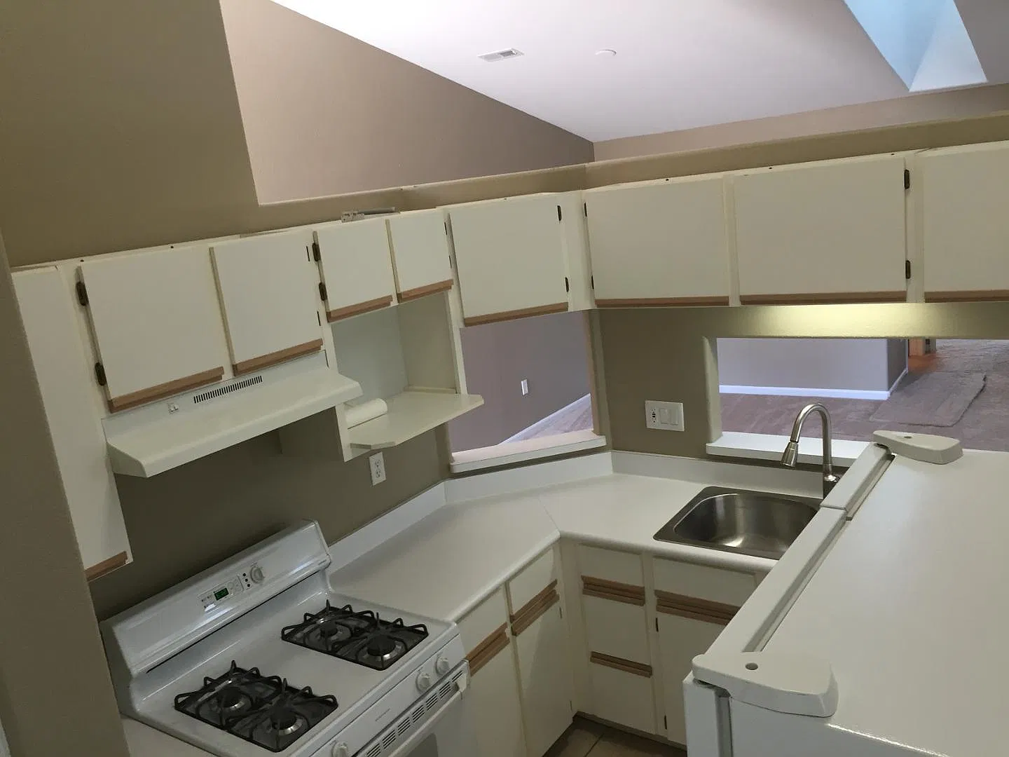1010 Hilltop Ln — Photo 3