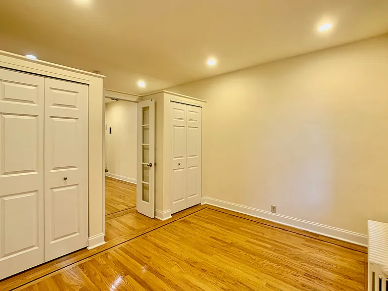 531 W 45th St #4C — Photo 10