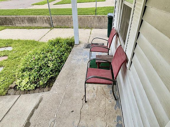 3rd image of 913 Everett Dr
