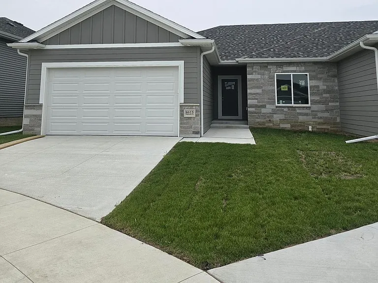 8615 Highview Cir — Photo 1