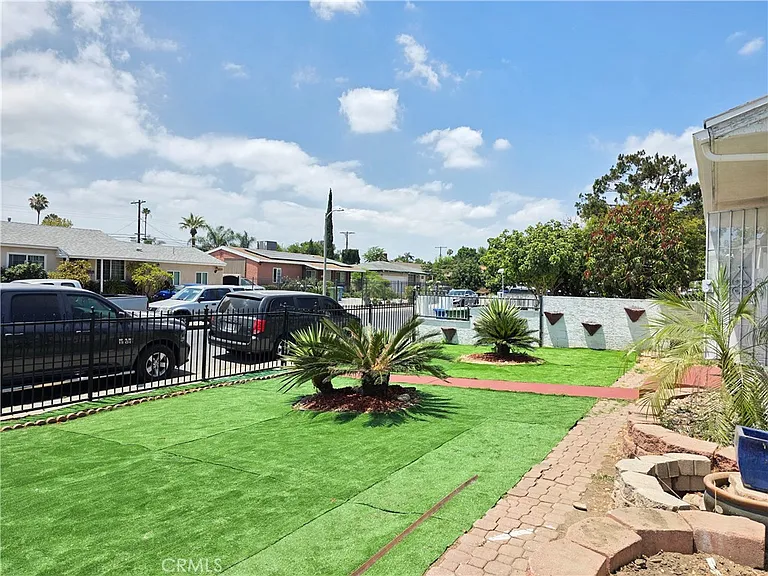8834 Stansbury Ave — Photo 23