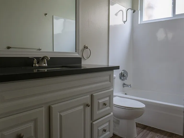 Tustin Villas — Photo 11