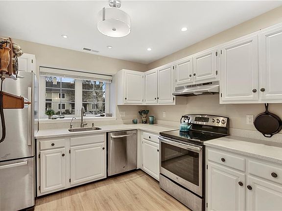 4th image of 4703 Applewood Cir
