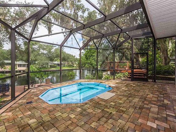 4th image of 55 Willow Dr