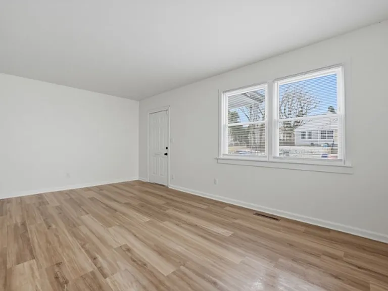 126 Ash Ave — Photo 5