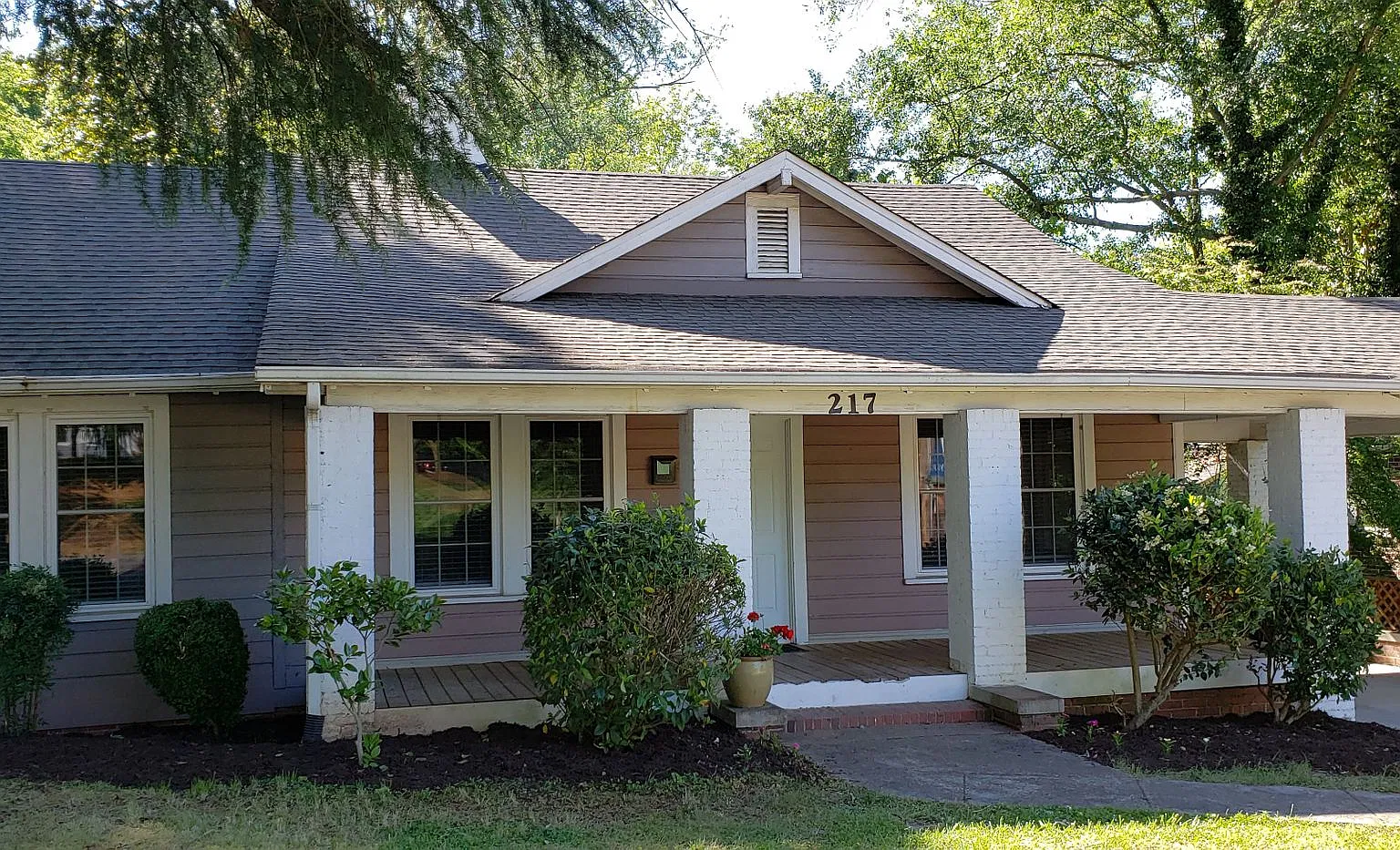 Charming 3 BR / 2 BA home (with a flex/bonus room) on Charlotte Ave! — Photo 1