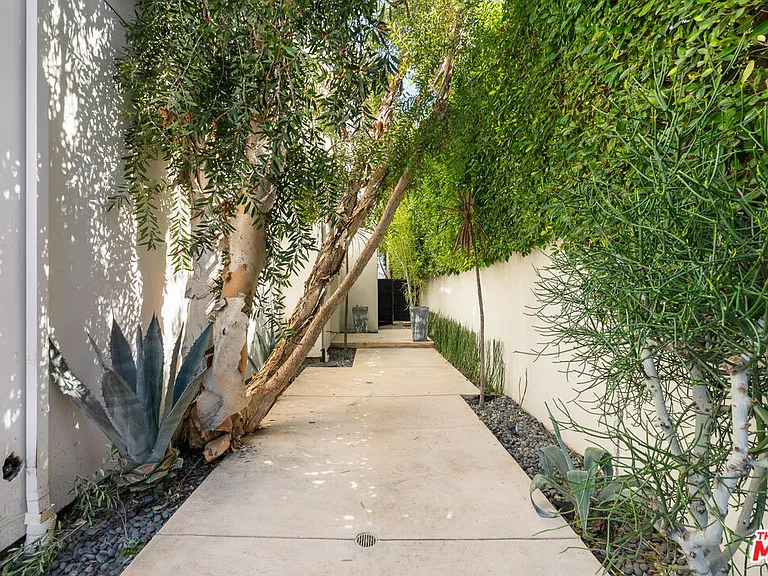 528 N Crescent Heights Blvd — Photo 2