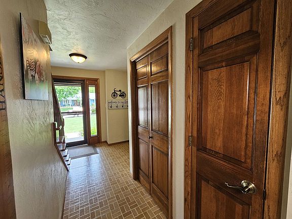 4th image of 422 S Fox Croft Dr