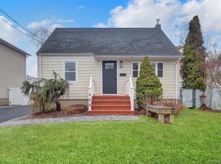 449 N Indiana Avenue, Lindenhurst, NY 11757