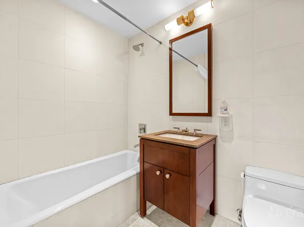 80 Riverside Boulevard image 10 of 17